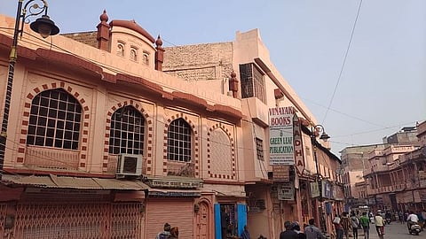 मशिदीनंतर आता कॉंग्रेसचे कार्यालय गुलाबी! वाराणसीत खळबळ