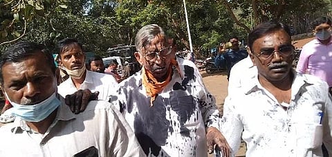 बेळगाव : मए समितीच्या अध्यक्षांवर शाईफेक; मराठी भाषिकांकडून मंगळवारी बंदची हाक