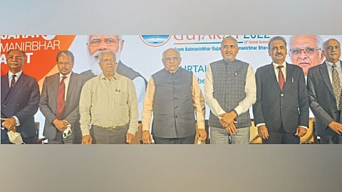 गुंतवणूक खेचायला गुजरात सरसावला