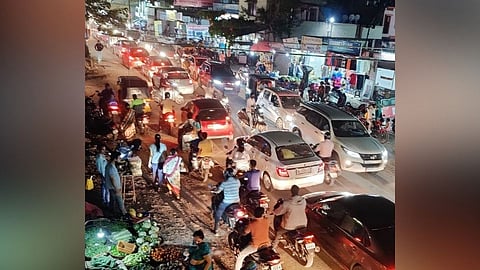 मुंढवा-मांजरी रस्त्यांवर वाहतूक कोंडीने रहिवाशी व चालक त्रस्त