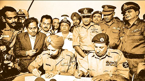 इतिहासो हि राष्ट्रस्य समाजस्य प्रबोधक: