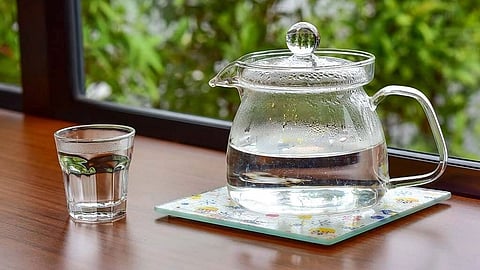 थंडीच्या दिवसांत गरम पाणी पिण्याचे फायदे; वजनही होईल कमी