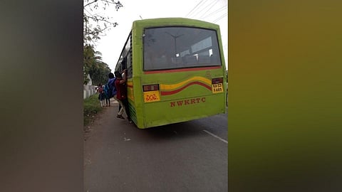 पुरेशा बसअभावी विद्यार्थ्यांवर लोंबकळत जाण्याची वेळ