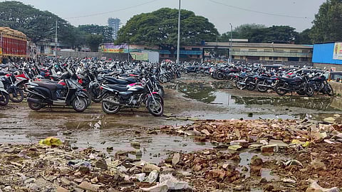 मार्केट यार्डात ड्रेनेजच्या घाण पाण्यात बटाट्याची विक्री; पार्कींग व्यवस्थाही त्यातच