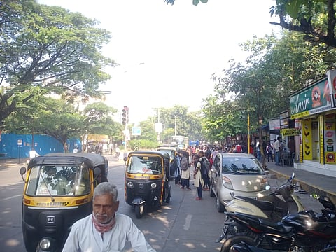 स्वामी विवेकानंद मार्गावरील बस थांबे गायब