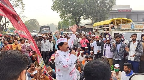 शेतमजुरांना डांबून ठेऊन दिवसरात्र काम करून घेतले;बनकरफाटा येथे आंदोलन