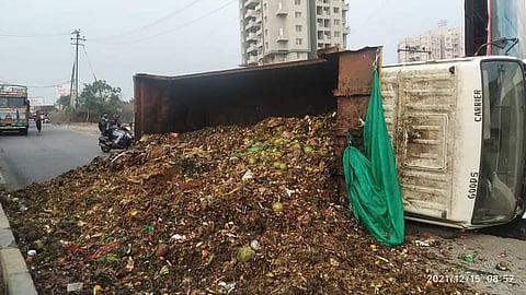 हांडेवाडी चौकाजवळ कचऱ्याचा ट्रक पलटी झाल्याने वाहतूक कोंडी