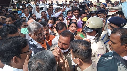 अध्यक्षांवरील भ्याड हल्ल्याचा जाहीर निषेध; बेळगावसह परिसर बंद