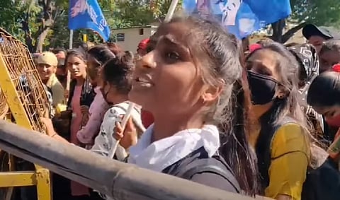 मला कलेक्टर करा; 20 वर्षांच्या मुलीने का दिलं जिल्हाधिकाऱ्यांना आव्हान?