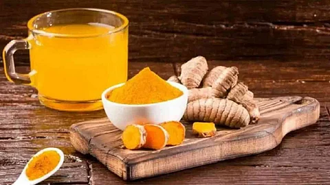 स्वयंपाकघरातील हळदीचे आयुर्वेदिक गुणकारी उपयोग