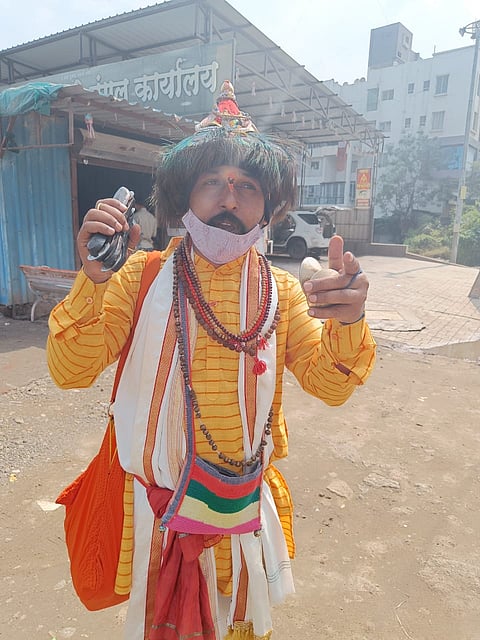 वासुदेव, पिंगळा, पोतराज ही मंडळी लोककला जपत मनोरंजनही करीत