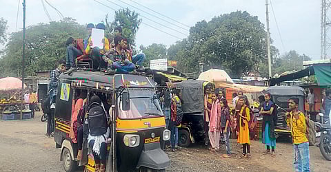 शालेय विद्यार्थ्यांचा जीवघेणा प्रवास