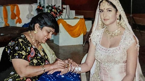 कतरीनाच्या हातावर मेहंदी काढणारी आहे कोण?