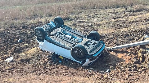 पिंपळनेरी-खापरी मार्गावर उलटलेले वाहन