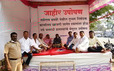 तळेगाव ढमढेरे (ता.शिरूर) येथील दुय्यम निबंधक कार्यालयाचे स्थलांतर करु नये या मागणीसाठी उपोषणास बसलेले ग्रामस्थ.