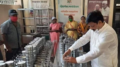 लोकमंगल अन्नपूर्णाची दहा लाख डब्यांची अविरत सेवा