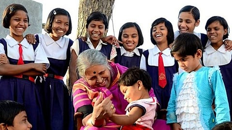 डोळ्यांच्या कडा ओलावणारी कवयित्री; सिंधूताईंचे वात्सल्यमयी फोटो