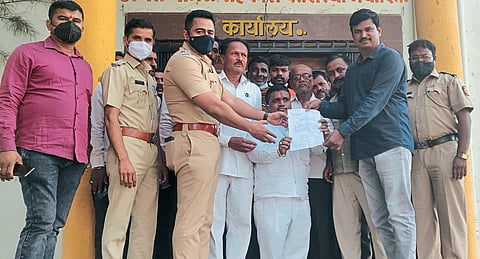 Officers detained for four hours Deolali farmers aggressive on electricity bill