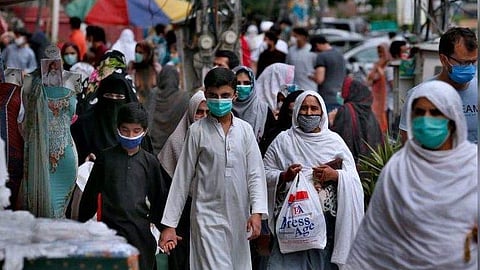 28 टक्के पाकिस्तानी छाती ठोकून सांगतात, 'कोरोना पूर्णपणे संपलाय'