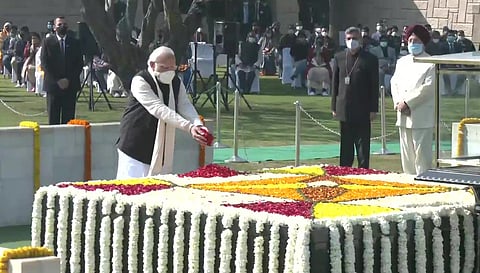 राष्ट्रपती कोविंद, PM मोदींनी राजघाटावर गांधीजींना वाहिली श्रद्धांजली
