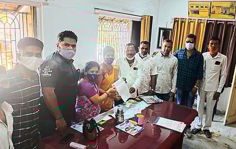 मराठीत पाट्या लावा शिवसेनेचा आग्रह