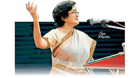 महिला आता प्रश्न विचारू लागल्यात...