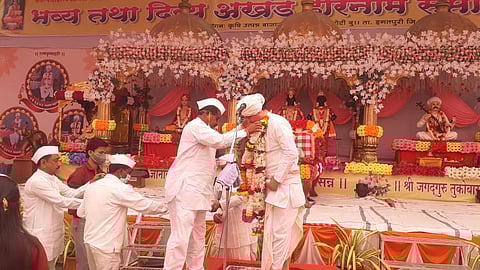 mla hiraman khoskar forgot the corona restrictions and participated in the kirtan