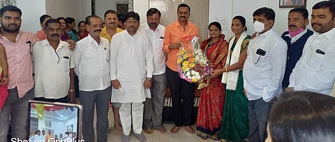 बसचे स्टेअरिंग हाती घेणाऱ्या योगिनी सातव यांचा सन्मान