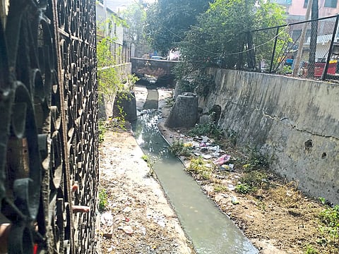 आकुर्डीत ओढे-नाले सफाई करा