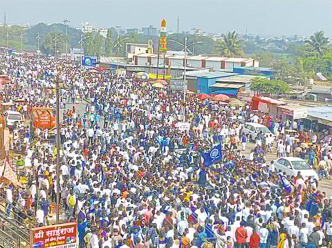 विजयस्तंभ अभिवादनासाठी लोटला जनसागर