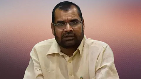 मराठी पाट्यांवरून आरोप-प्रत्यारोप; सदाभाऊ म्हणाले, हे दुटप्पी राजकारण...
