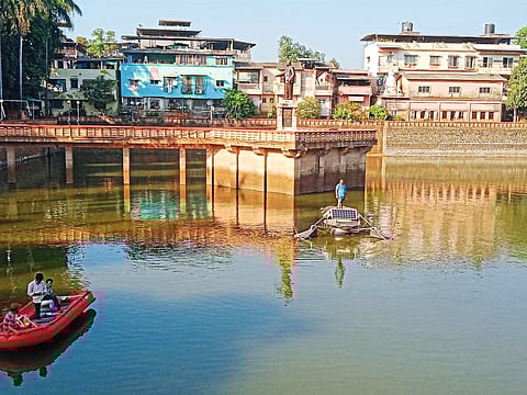 ऐतिहासिक चवदार तळ्याच्या पाणी शुद्धीकरण प्रक्रियेत सुरुवात