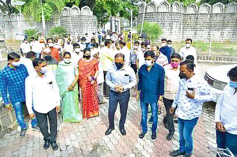 शंभू राजांच्या समाधिस्थळी जिल्हाधिकाऱ्यांकडून पाहणी