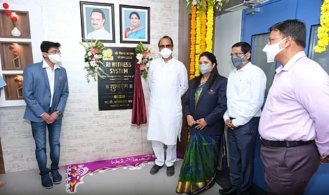 बारामती- येथील डॉ. आशिष जळक व डॉ. प्रियांका जळक यांच्या चैतन्य मातृत्व योजनेचे उदघाटन करताना उपमुख्यमंत्री अजित पवार.