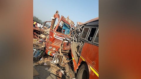 बीड - अंबेजोगाई : बस, ट्रकच्या अपघातात ४ ठार, १५ जण जखमी