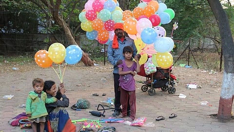 फुग्यांसारखा रंग आमच्या आयुष्यात कधी...
