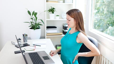 ओमिक्रॉनच्या रुग्णांना बरे झाल्यानंतरही होऊ शकतो पाठदुखीचा त्रास