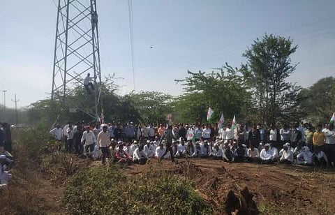 Farmers climb the tower and protest against MSEDCL