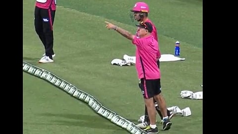 Big Bash League Sydney Sixers Coach Jay Lenton Enter In Stadium after Jordan Silk retired