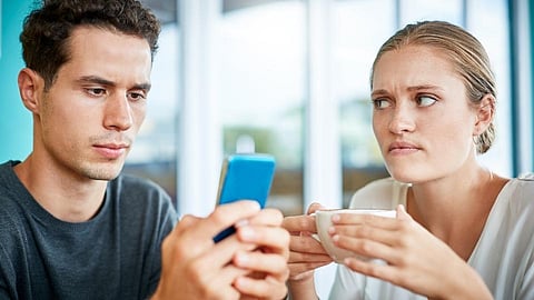 तुमचा पार्टनर तुम्हाला Ignore करतोय? जाणून घ्या कारण