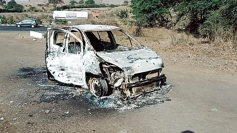 डॉ. वाजे यांची ग्रस्त जळालेली कार.