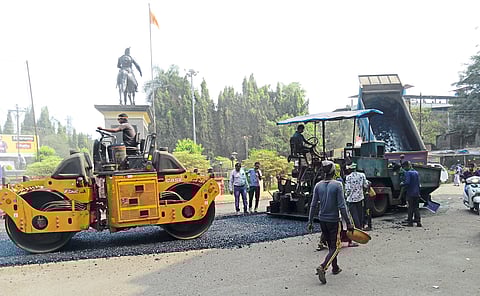 महाड शहरातील रस्त्यानी टाकली कात