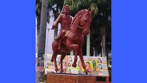 राजमाता जिजाऊ यांच्या राजवाड्यासमोर अज्ञात व्यक्तीने उभारलेला छत्रपती शिवाजी महाराजांचा अश्वारूढ पुतळा