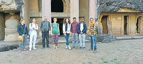 जुन्नरच्या बुद्ध लेण्यांना रशियन पर्यटकांची भेट