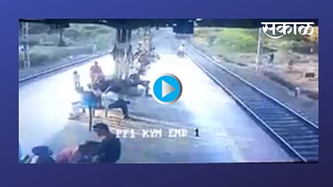 VIDEO : बेस्ट चालकाने मुलासह ट्रेनसमोर मारली उडी, मुलगा बचावला