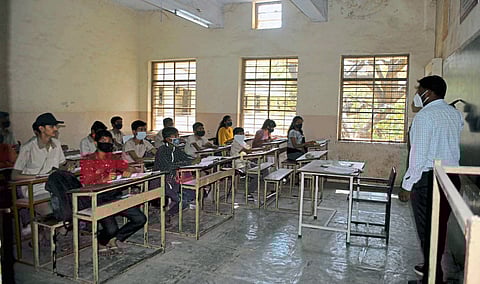 Jalgaon School started but classrooms are empty in some places