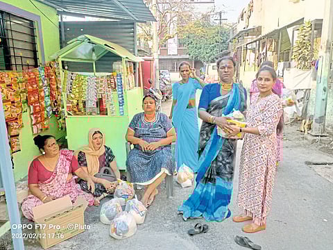 दापोडीत तृतीयपंथींना जिवनावश्यक वस्तूंचे वाटप