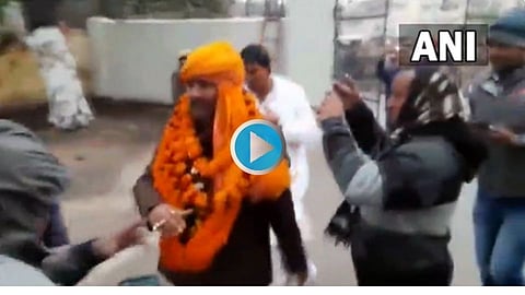 Video|...अन् उमेदवारी अर्ज घेऊन धावत निघाले युपीचे क्रीडा मंत्री