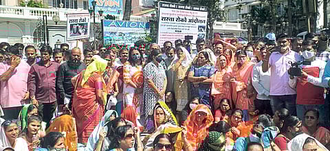 लोणावळ्यात तासभर रोखला महामार्ग