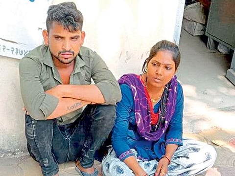Jalgaon couple caught by Women activists of Shiv Sena marriage fraud case dhule